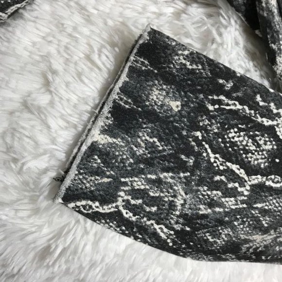 Suko Jeans Platinum Snake Stretch Cotton Blend Raw Edge Hem Jean - Picture 11 of 14